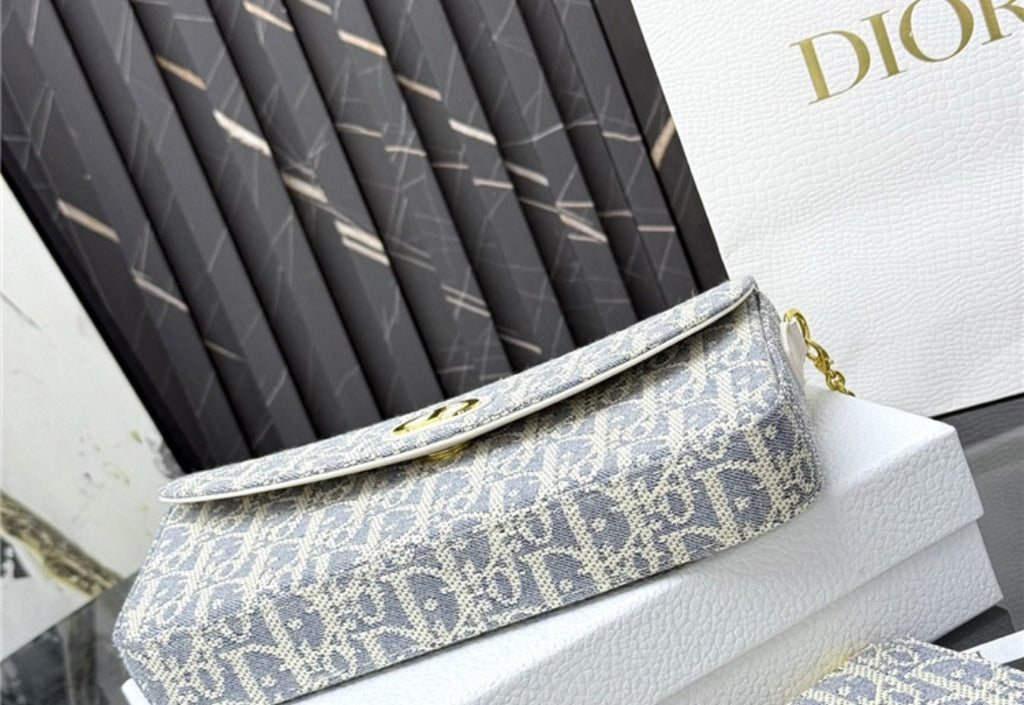 30 Montaigne Pouches with chain