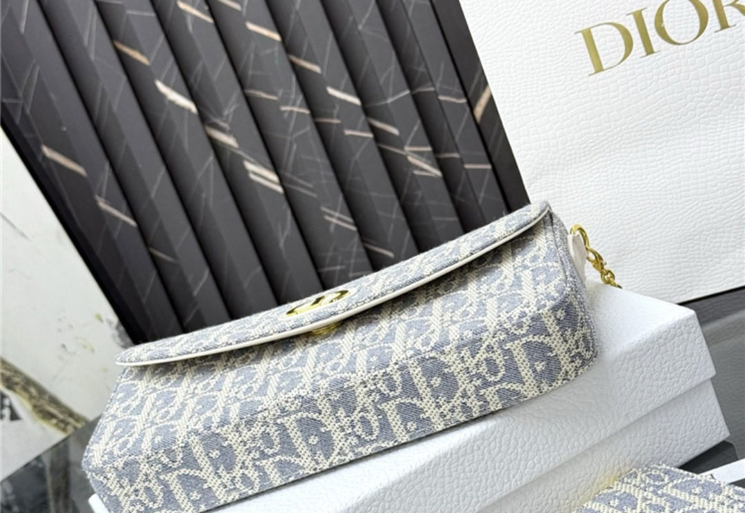 30 Montaigne Pouches with chain