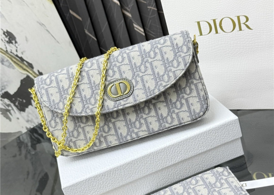 30 Montaigne Pouches with chain