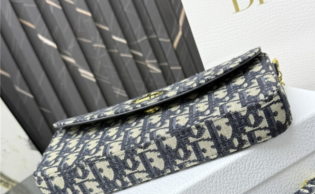 30 Montaigne Pouches with chain