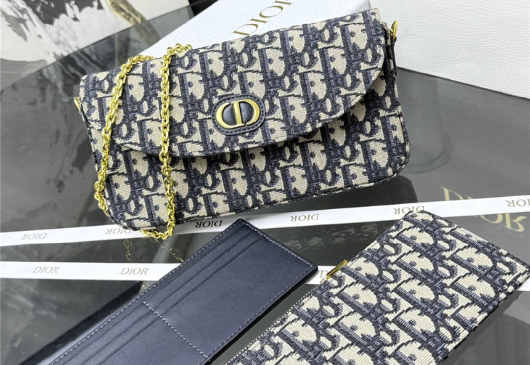 30 Montaigne Pouches with chain