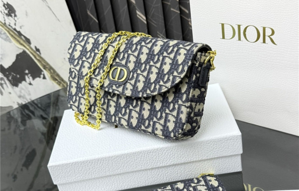 30 Montaigne Pouches with chain