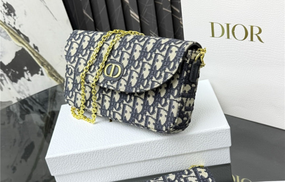 30 Montaigne Pouches with chain